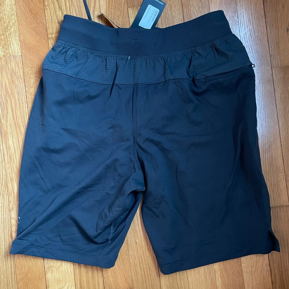 NEW Peloton Lululemon THE short 9” lined - Picture 2 of 2